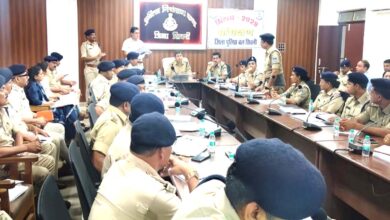 सिवनी पुलिस कंट्रोल रूम में मासिक अपराध समीक्षा बैठक लेते पुलिस अधीक्षक कृष्ण लालचंदानी।