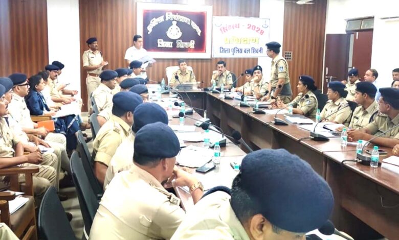 सिवनी पुलिस कंट्रोल रूम में मासिक अपराध समीक्षा बैठक लेते पुलिस अधीक्षक कृष्ण लालचंदानी।