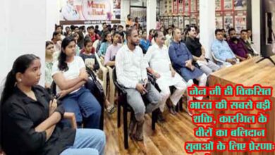 छिंदवाड़ा भाजपा कार्यालय में युवाओं के साथ मन की बात सुनते जिलाध्यक्ष शेषराव यादव
