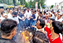 छिंदवाड़ा के ईएलसी चौक पर नीट पेपर लीक के विरोध में प्रधानमंत्री नरेंद्र मोदी का पुतला दहन करते युवक कांग्रेस कार्यकर्ता