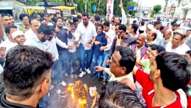 छिंदवाड़ा के ईएलसी चौक पर नीट पेपर लीक के विरोध में प्रधानमंत्री नरेंद्र मोदी का पुतला दहन करते युवक कांग्रेस कार्यकर्ता