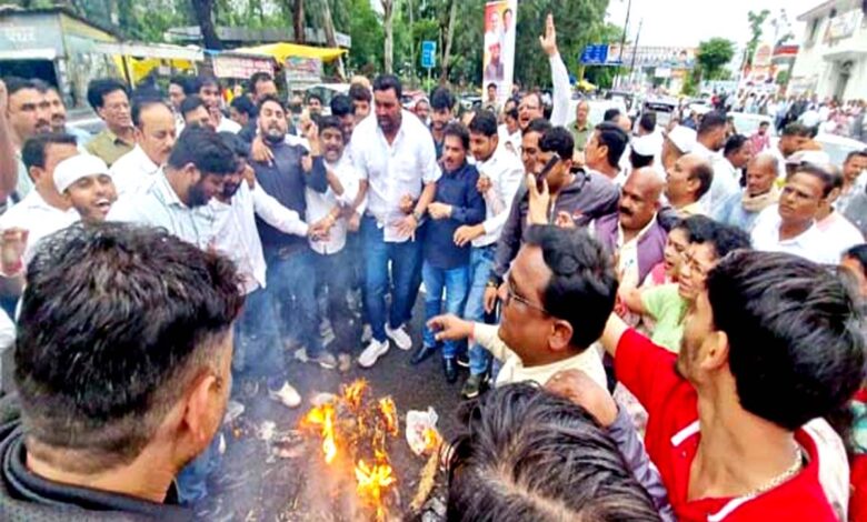 छिंदवाड़ा के ईएलसी चौक पर नीट पेपर लीक के विरोध में प्रधानमंत्री नरेंद्र मोदी का पुतला दहन करते युवक कांग्रेस कार्यकर्ता