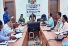 सिवनी कलेक्ट्रेट में डीएलसीसी बैठक की अध्यक्षता करतीं कलेक्टर नेहा मीना