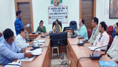 सिवनी कलेक्ट्रेट में डीएलसीसी बैठक की अध्यक्षता करतीं कलेक्टर नेहा मीना