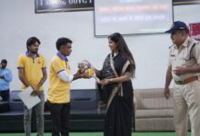 कलेक्टर नेहा मीना सिविल डिफेंस वालंटियर्स के प्रशिक्षण समापन कार्यक्रम में प्रमाण-पत्र वितरित करते हुए।