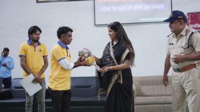 कलेक्टर नेहा मीना सिविल डिफेंस वालंटियर्स के प्रशिक्षण समापन कार्यक्रम में प्रमाण-पत्र वितरित करते हुए।