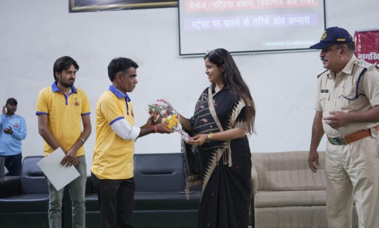 कलेक्टर नेहा मीना सिविल डिफेंस वालंटियर्स के प्रशिक्षण समापन कार्यक्रम में प्रमाण-पत्र वितरित करते हुए।