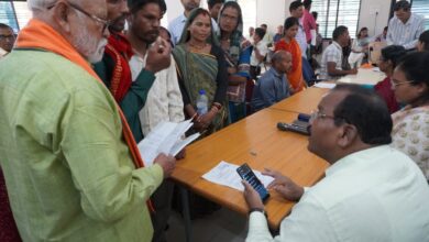 सिवनी जिला स्तरीय जनसुनवाई में अधिकारियों द्वारा आमजन की समस्याएं सुनते हुए