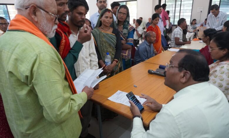 सिवनी जिला स्तरीय जनसुनवाई में अधिकारियों द्वारा आमजन की समस्याएं सुनते हुए