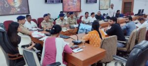 जिला सड़क सुरक्षा समिति की बैठक की अध्यक्षता करतीं कलेक्टर नेहा मीना