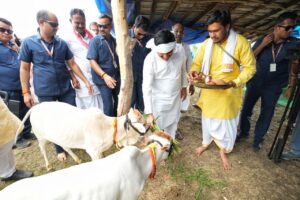 धान किसानों को भावांतर योजना का तोहफा: मुख्यमंत्री डॉ. मोहन यादव ने सिवनी से की बड़ी घोषणा, 494 करोड़ के विकास कार्यों की सौगात | Dainik Yashonnati धान भावांतर योजना सिवनी - राज्य स्तरीय धान महोत्सव में मुख्यमंत्री डॉ. मोहन यादव किसानों के साथ धान रोपाई करते हुए।
