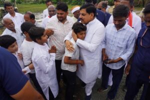 धान किसानों को भावांतर योजना का तोहफा: मुख्यमंत्री डॉ. मोहन यादव ने सिवनी से की बड़ी घोषणा, 494 करोड़ के विकास कार्यों की सौगात | Dainik Yashonnati धान भावांतर योजना सिवनी - राज्य स्तरीय धान महोत्सव में मुख्यमंत्री डॉ. मोहन यादव किसानों के साथ धान रोपाई करते हुए।