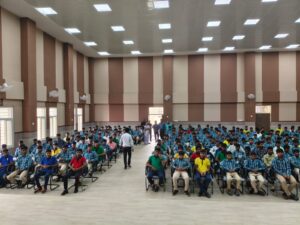 सिवनी में नशे से दूरी है ज़रूरी 2.0 अभियान के शुभारंभ अवसर पर विद्यार्थियों को नशामुक्ति की शपथ दिलाते अधिकारी