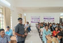 सिवनी में नशे से दूरी है ज़रूरी 2.0 अभियान के शुभारंभ अवसर पर विद्यार्थियों को नशामुक्ति की शपथ दिलाते अधिकारी