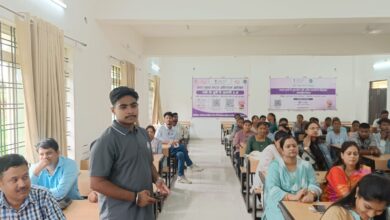 सिवनी में नशे से दूरी है ज़रूरी 2.0 अभियान के शुभारंभ अवसर पर विद्यार्थियों को नशामुक्ति की शपथ दिलाते अधिकारी