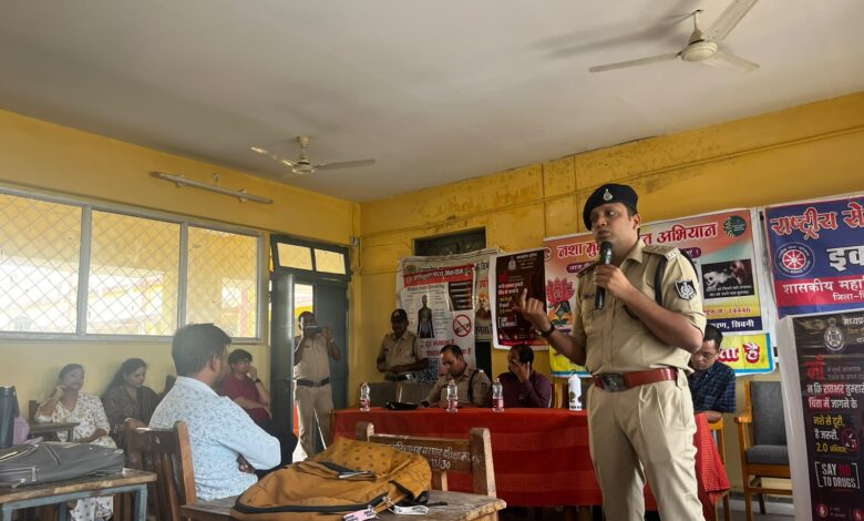 बरघाट शासकीय महाविद्यालय में नशामुक्ति जागरूकता रैली निकालते विद्यार्थी