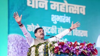 धान किसानों को भावांतर योजना का तोहफा: मुख्यमंत्री डॉ. मोहन यादव ने सिवनी से की बड़ी घोषणा, 494 करोड़ के विकास कार्यों की सौगात | Dainik Yashonnati धान भावांतर योजना सिवनी - राज्य स्तरीय धान महोत्सव में मुख्यमंत्री डॉ. मोहन यादव किसानों के साथ धान रोपाई करते हुए।