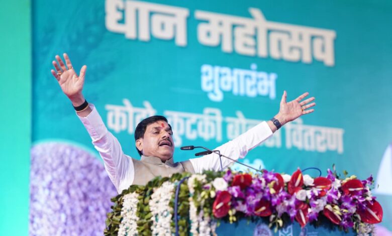 धान भावांतर योजना सिवनी - राज्य स्तरीय धान महोत्सव में मुख्यमंत्री डॉ. मोहन यादव किसानों के साथ धान रोपाई करते हुए।