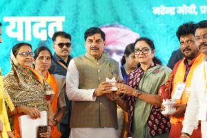 धान किसानों को भावांतर योजना का तोहफा: मुख्यमंत्री डॉ. मोहन यादव ने सिवनी से की बड़ी घोषणा, 494 करोड़ के विकास कार्यों की सौगात | Dainik Yashonnati धान भावांतर योजना सिवनी - राज्य स्तरीय धान महोत्सव में मुख्यमंत्री डॉ. मोहन यादव किसानों के साथ धान रोपाई करते हुए।