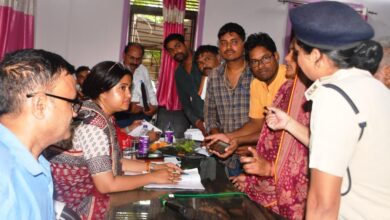 केवलारी जनसुनवाई में नागरिकों की समस्याएं सुनतीं कलेक्टर नेहा मीना