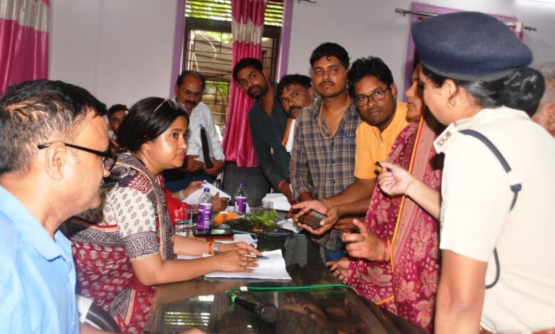 केवलारी जनसुनवाई में नागरिकों की समस्याएं सुनतीं कलेक्टर नेहा मीना