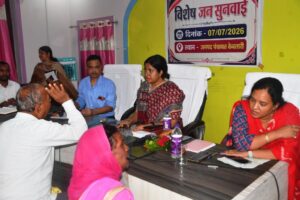 केवलारी जनसुनवाई में नागरिकों की समस्याएं सुनतीं कलेक्टर नेहा मीना