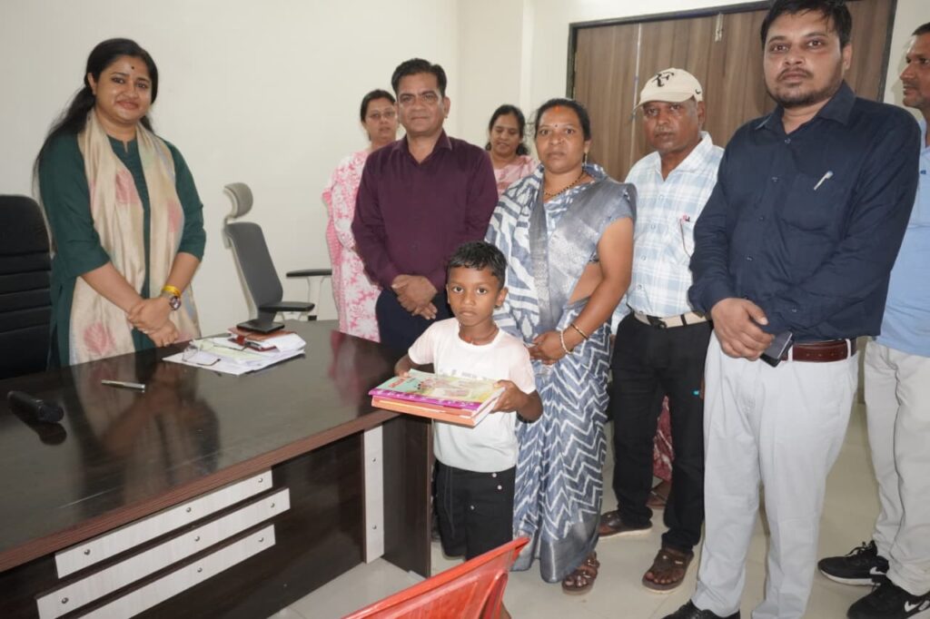 कलेक्टर नेहा मीना जनसुनवाई के दौरान छात्र प्रिंस को निःशुल्क पुस्तकें भेंट करते हुए।