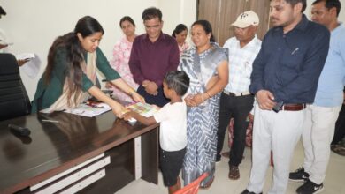 कलेक्टर नेहा मीना जनसुनवाई के दौरान छात्र प्रिंस को निःशुल्क पुस्तकें भेंट करते हुए।
