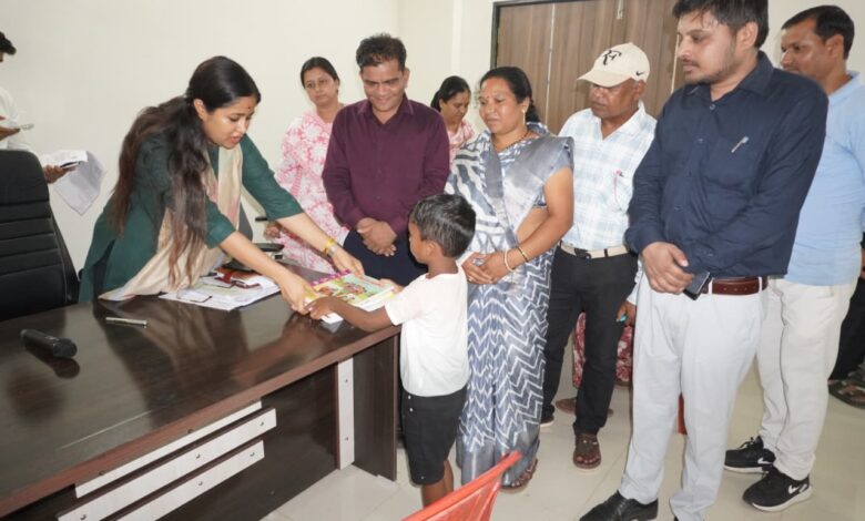 कलेक्टर नेहा मीना जनसुनवाई के दौरान छात्र प्रिंस को निःशुल्क पुस्तकें भेंट करते हुए।