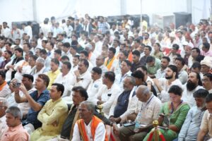 धान किसानों को भावांतर योजना का तोहफा: मुख्यमंत्री डॉ. मोहन यादव ने सिवनी से की बड़ी घोषणा, 494 करोड़ के विकास कार्यों की सौगात | Dainik Yashonnati धान भावांतर योजना सिवनी - राज्य स्तरीय धान महोत्सव में मुख्यमंत्री डॉ. मोहन यादव किसानों के साथ धान रोपाई करते हुए।
