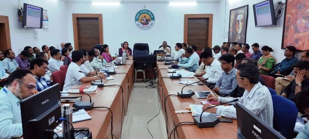 सीएम हेल्पलाइन की 100 दिन से लंबित शिकायतों का जल्द करें निराकरण: जिला पंचायत सीईओ अंजली शाह | Dainik Yashonnati समय-सीमा बैठक की अध्यक्षता करतीं जिला पंचायत सीईओ अंजली शाह