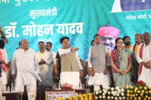 धान किसानों को भावांतर योजना का तोहफा: मुख्यमंत्री डॉ. मोहन यादव ने सिवनी से की बड़ी घोषणा, 494 करोड़ के विकास कार्यों की सौगात | Dainik Yashonnati धान भावांतर योजना सिवनी - राज्य स्तरीय धान महोत्सव में मुख्यमंत्री डॉ. मोहन यादव किसानों के साथ धान रोपाई करते हुए।
