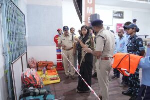 कलेक्टर नेहा मीना सिविल डिफेंस वालंटियर्स के प्रशिक्षण समापन कार्यक्रम में प्रमाण-पत्र वितरित करते हुए।
