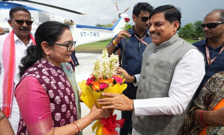 सिवनी हेलीपैड पर मुख्यमंत्री डॉ. मोहन यादव का जनप्रतिनिधियों एवं प्रशासनिक अधिकारियों द्वारा स्वागत करते हुए।