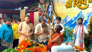 शिव महापुराण कथा में माता-पिता की सेवा का संदेश देते महंत विपिन बिहारी दास जी महाराज