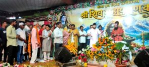 शिव महापुराण कथा में माता-पिता की सेवा का संदेश देते महंत विपिन बिहारी दास जी महाराज