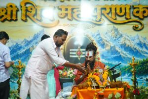 सिवनी में शिव महापुराण कथा के समापन अवसर पर श्रद्धालु और विधायक दिनेश राय मुनमुन