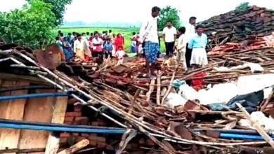 धाधरा में भरभराकर गिरा कच्चा मकान, मलबे में दबे 4 लोग | Dainik Yashonnati : ग्राम धाधरा में कच्चा मकान गिरने के बाद मौके पर ग्रामीण