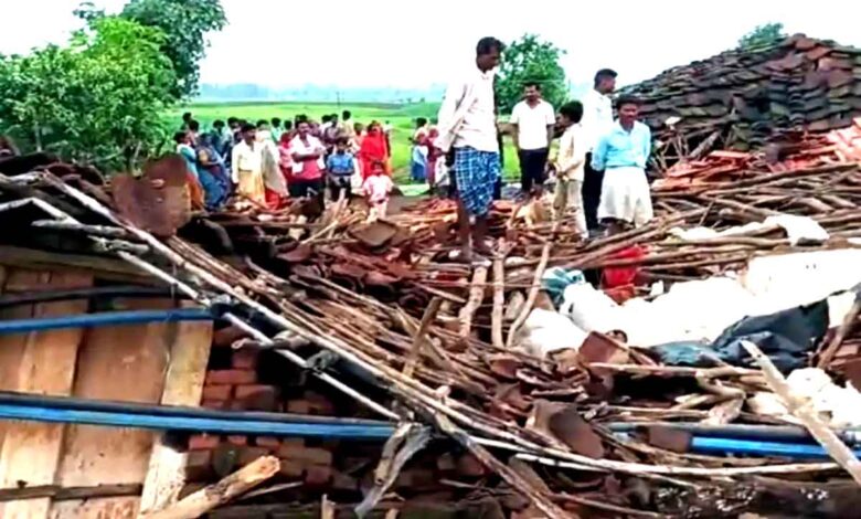 : ग्राम धाधरा में कच्चा मकान गिरने के बाद मौके पर ग्रामीण