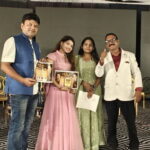 सिवनी के एमएम अग्रोहा लॉन में किशोर नाइट कार्यक्रम में प्रस्तुति देते कलाकार