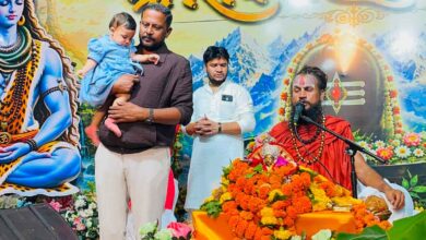 मंत्रों की शक्ति से माता-पिता की सेवा तक—शिव महापुराण कथा में सनातन जीवन मूल्यों का संदेश | Dainik Yashonnati सिवनी में शिव महापुराण कथा के दौरान प्रवचन देते महंत विपिन बिहारी दास जी महाराज