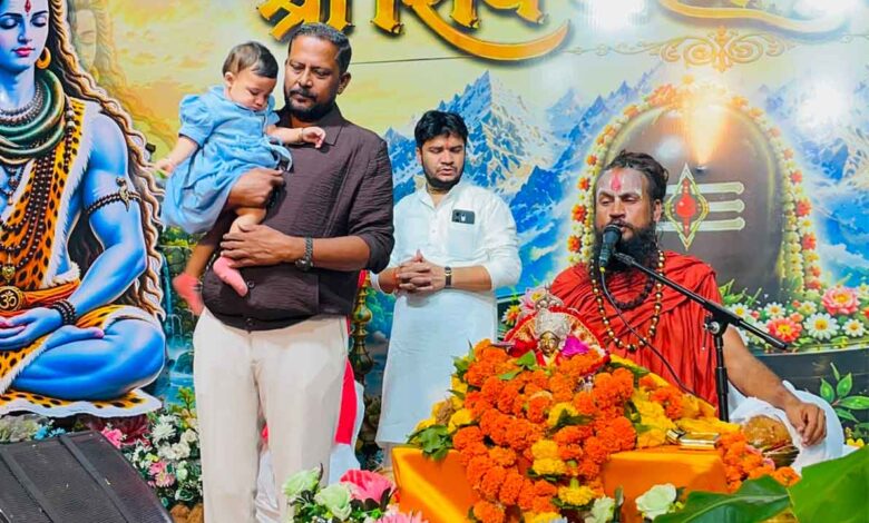 सिवनी में शिव महापुराण कथा के दौरान प्रवचन देते महंत विपिन बिहारी दास जी महाराज