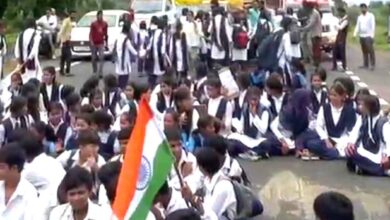 सिवनी के पिपरडाही में जर्जर सड़क के विरोध में विद्यार्थियों का प्रदर्शन