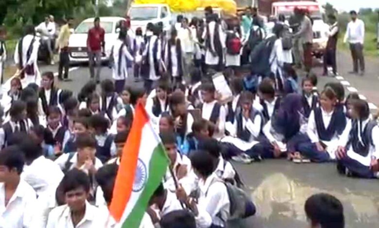 सिवनी के पिपरडाही में जर्जर सड़क के विरोध में विद्यार्थियों का प्रदर्शन