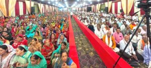 सिवनी में शिव महापुराण कथा के दौरान प्रवचन देते महंत विपिन बिहारी दास जी महाराज