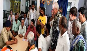 खवासा टोल प्लाजा पर विवाद के बाद एकत्र ग्रामीण और टोल प्लाजा परिसर का दृश्य