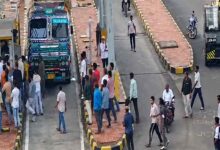 खवासा टोल प्लाजा पर विवाद के बाद एकत्र ग्रामीण और टोल प्लाजा परिसर का दृश्य