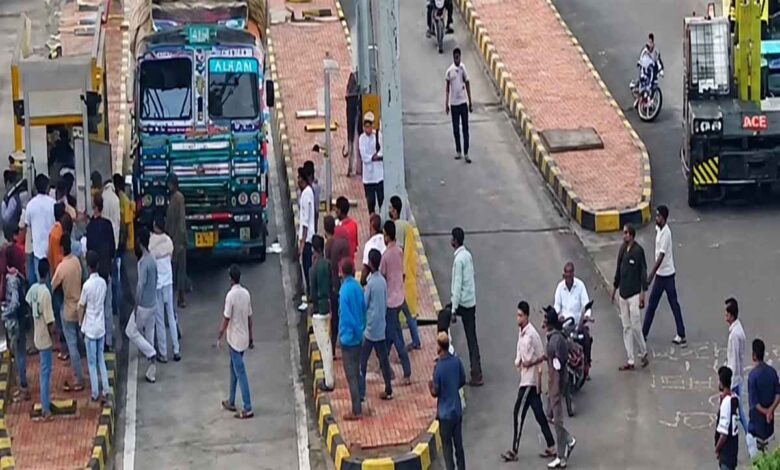 खवासा टोल प्लाजा पर विवाद के बाद एकत्र ग्रामीण और टोल प्लाजा परिसर का दृश्य