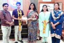 कलेक्टर नेहा मीना अंतरराष्ट्रीय निशानेबाज हेमंत वर्मन को 50 हजार रुपये की सहायता का चेक देते हुए