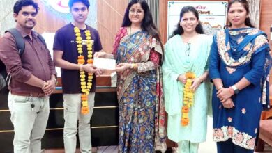 कलेक्टर नेहा मीना अंतरराष्ट्रीय निशानेबाज हेमंत वर्मन को 50 हजार रुपये की सहायता का चेक देते हुए